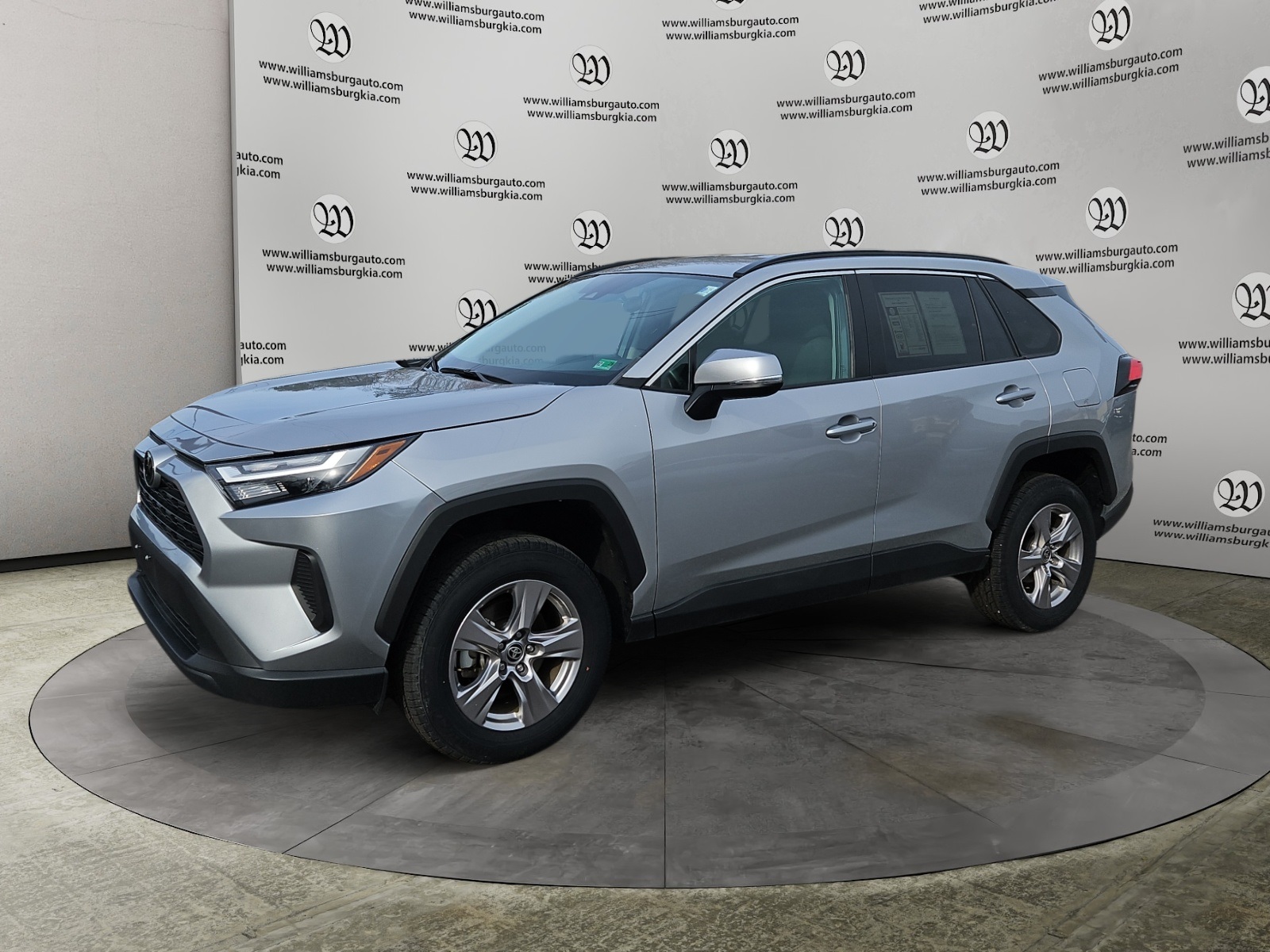 2024 Toyota RAV4 XLE's photo