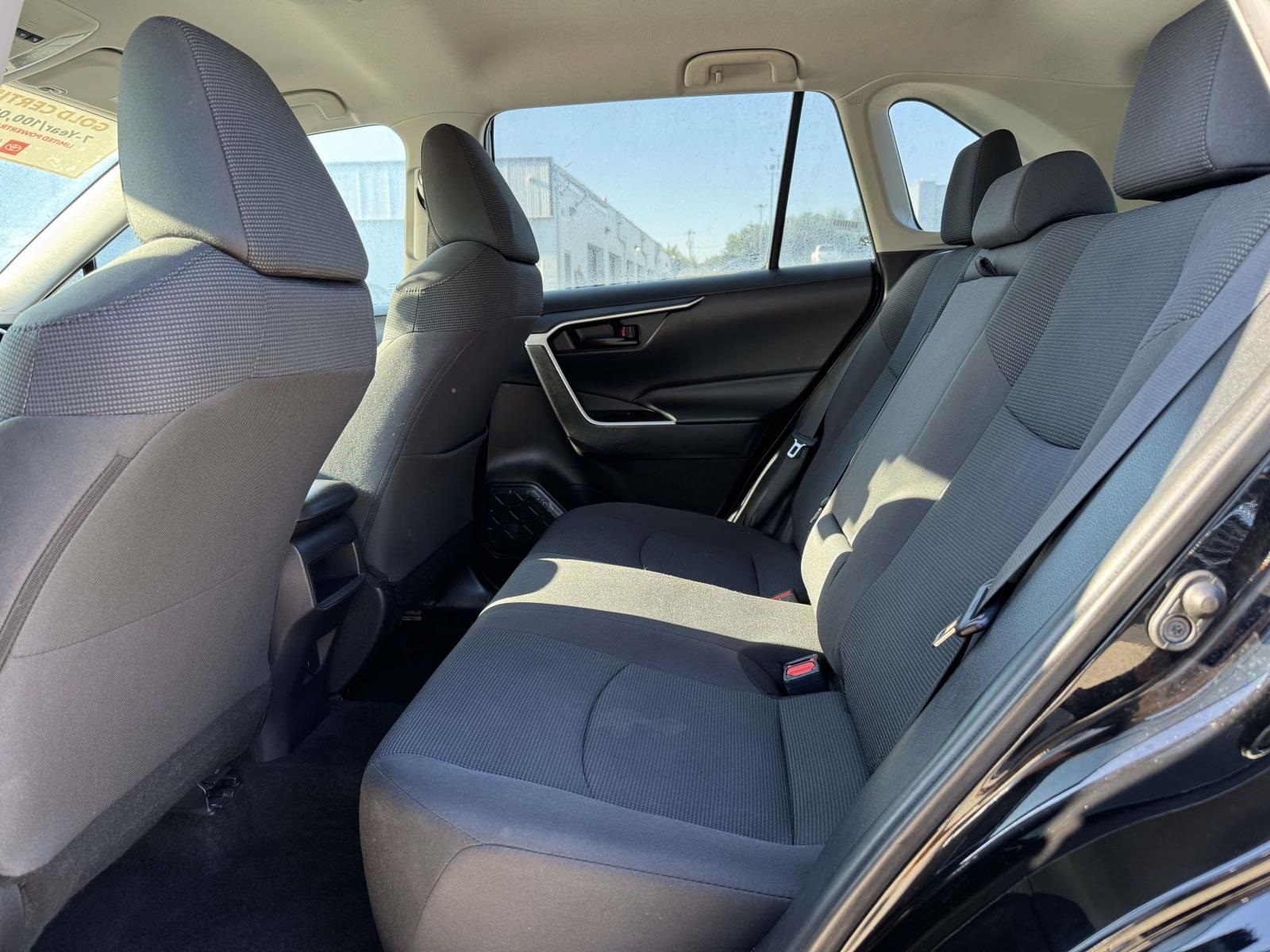 2021 Toyota RAV4 LE photo 3