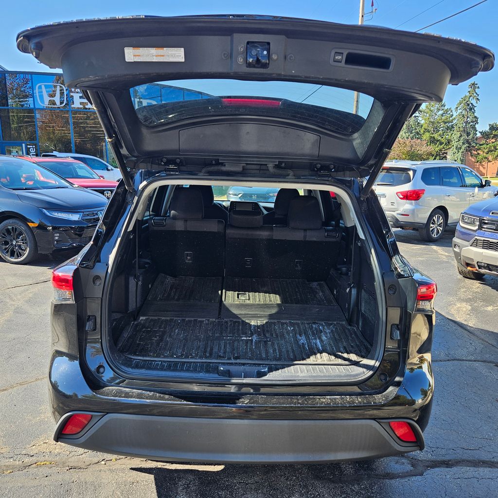 2020 Toyota Highlander LE photo 14