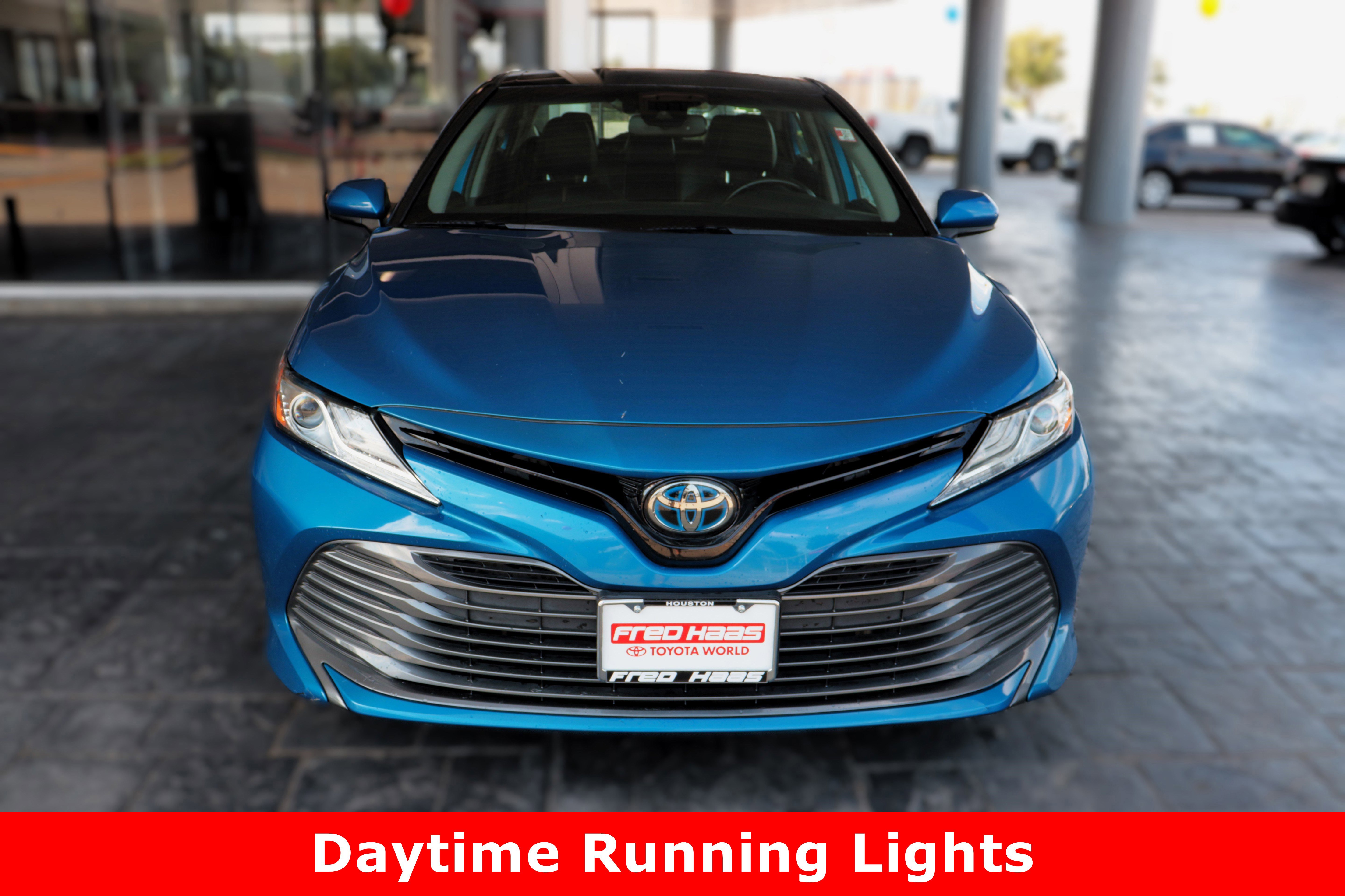 2020 Toyota Camry Hybrid XLE photo 3