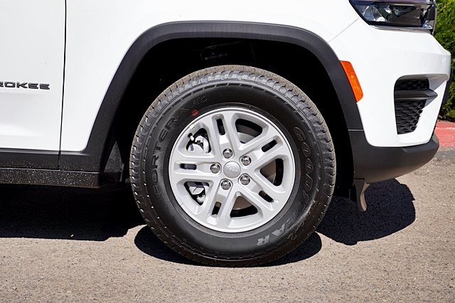 New 2024 Bright White Clear-Coat Exterior Paint Jeep Laredo image 8