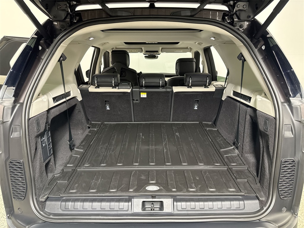2025 Land Rover Discovery S photo 21