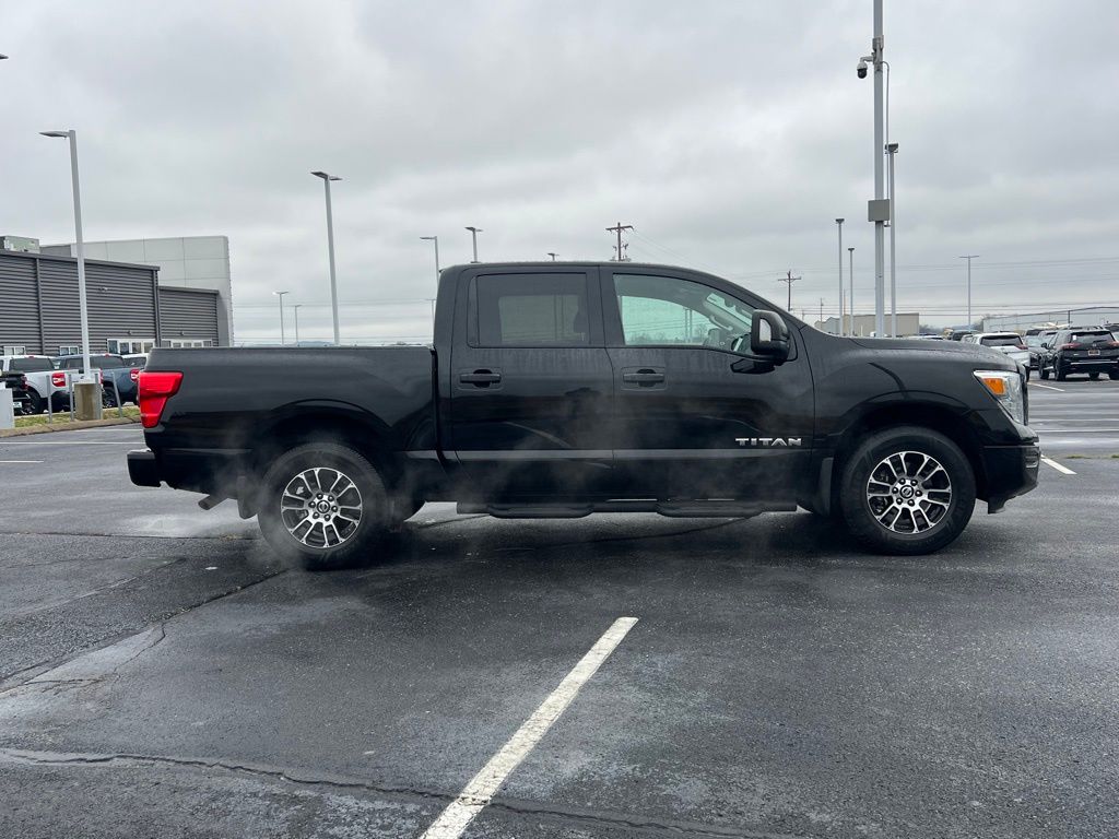 2022 Nissan Titan SV photo 3