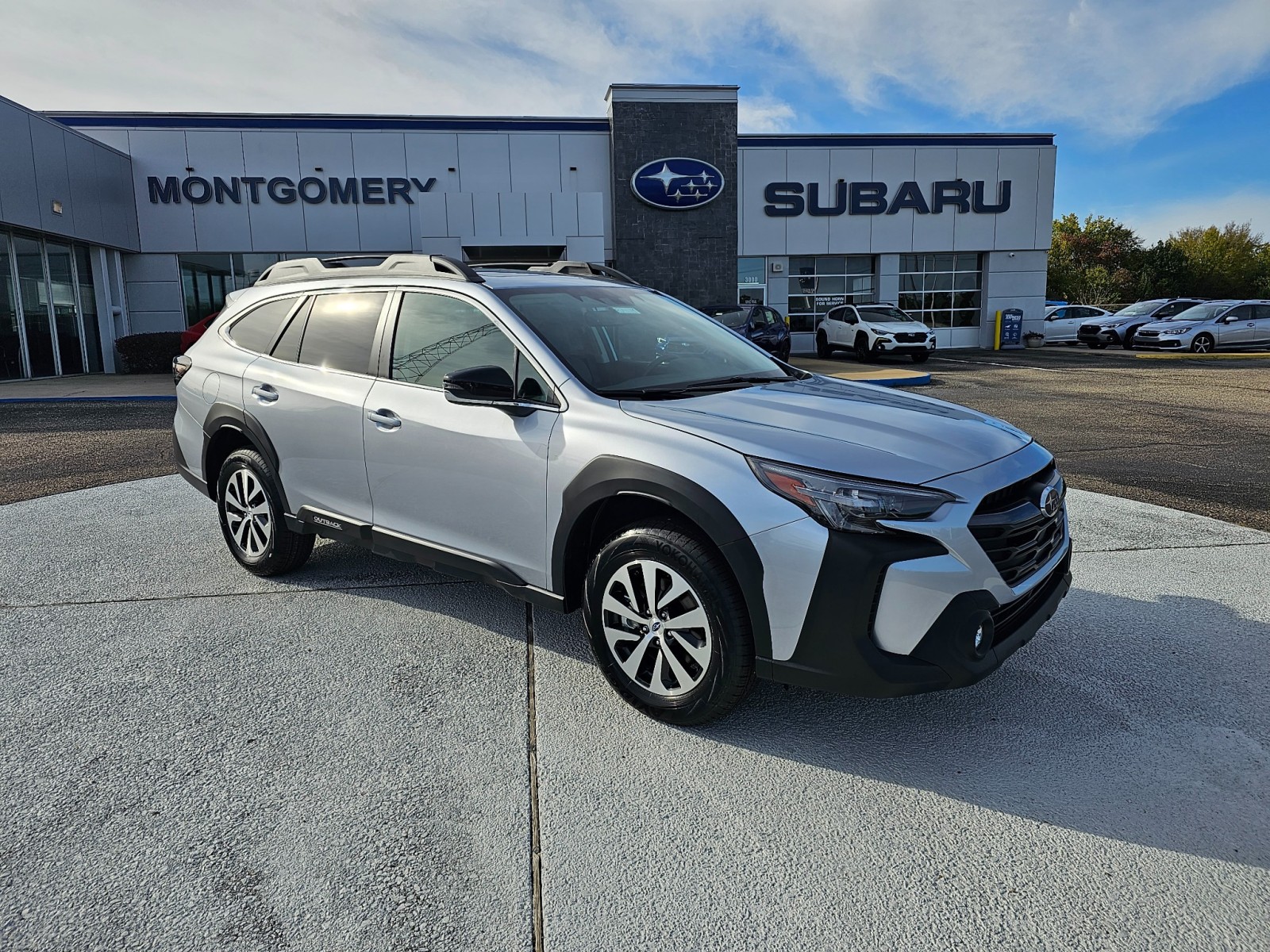 2025 Subaru Outback Premium's photo