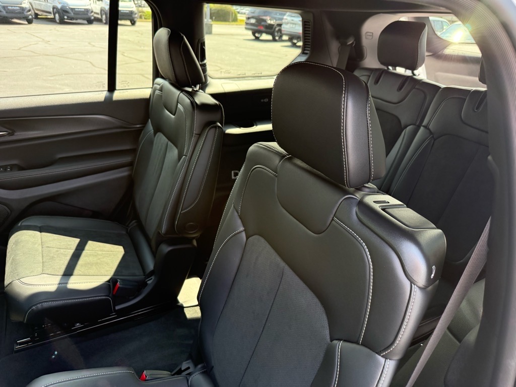 2025 Jeep Grand Cherokee Altitude photo 4