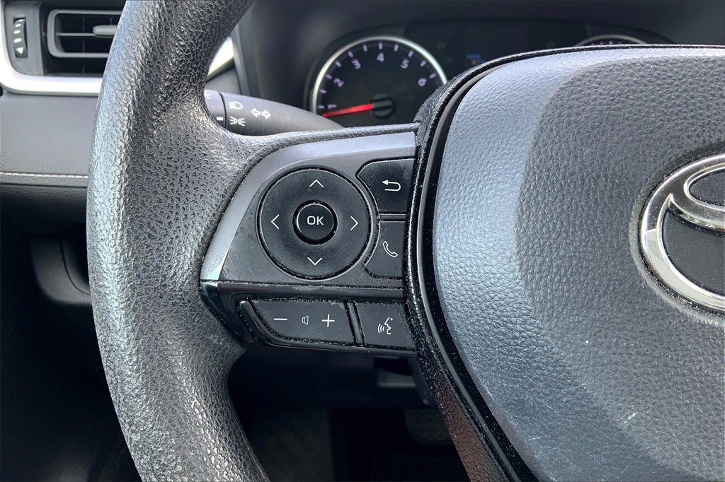2021 Toyota RAV4 LE photo 17