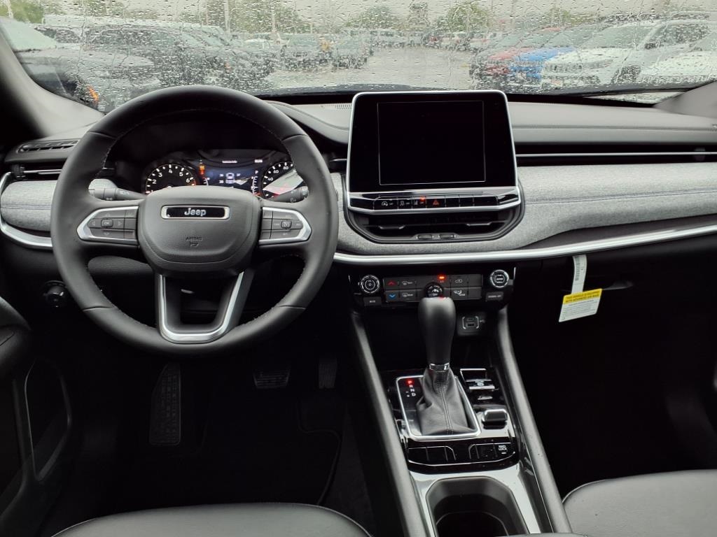 2025 Jeep Compass Latitude photo 11