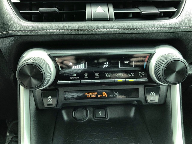 2022 Toyota RAV4 LE photo 9