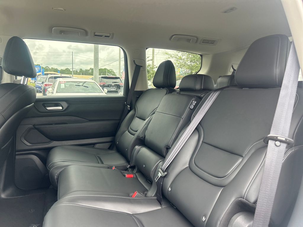 2025 Nissan Armada SV photo 18