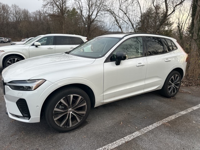 2023 Volvo XC60 Plus's photo
