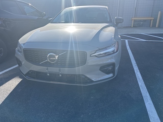 2025 Volvo S60 B5 Core photo 3