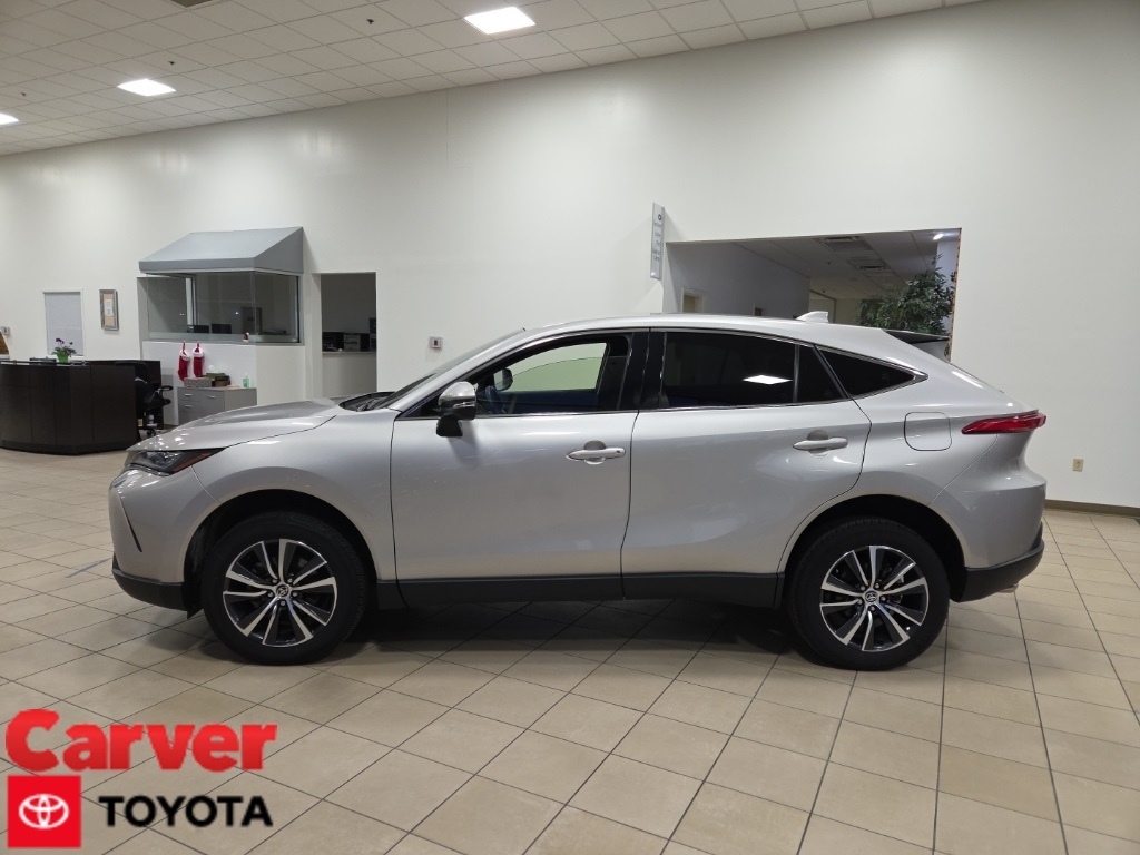 2022 Toyota Venza LE's photo