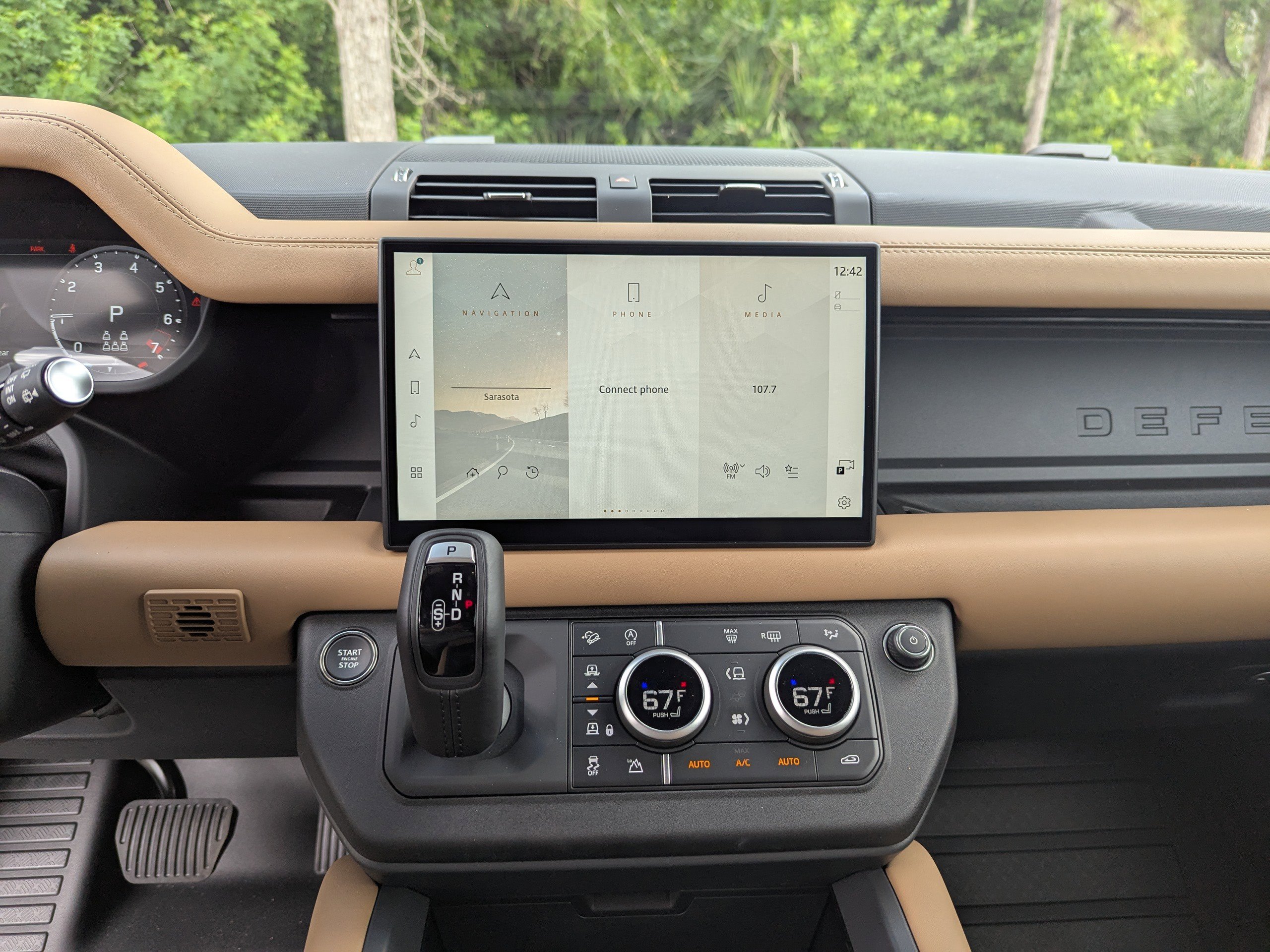 2025 Land Rover Defender 130 S photo 25