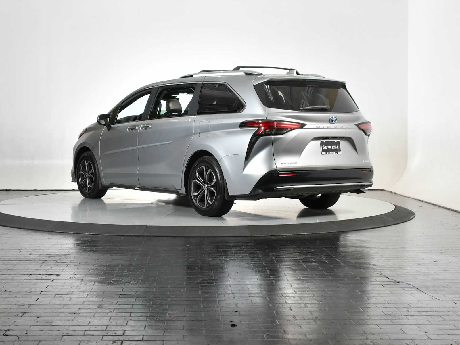 2025 Toyota Sienna Platinum photo 3