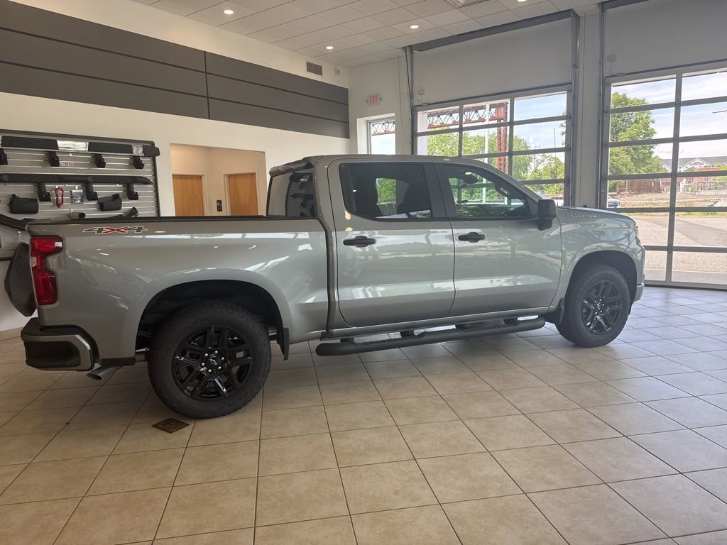 2025 Chevrolet Silverado 1500 Custom photo 2