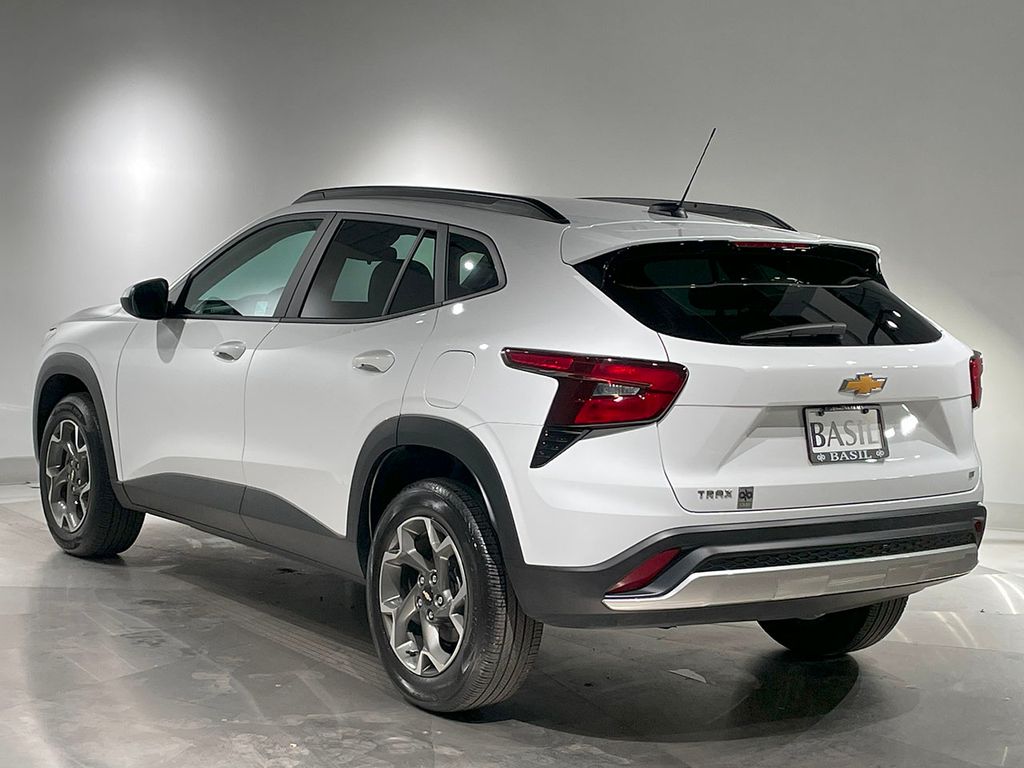 2024 Chevrolet Trax LT photo 3