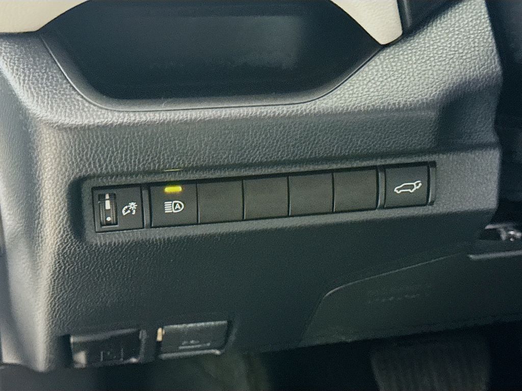 2023 Toyota RAV4 XLE photo 7