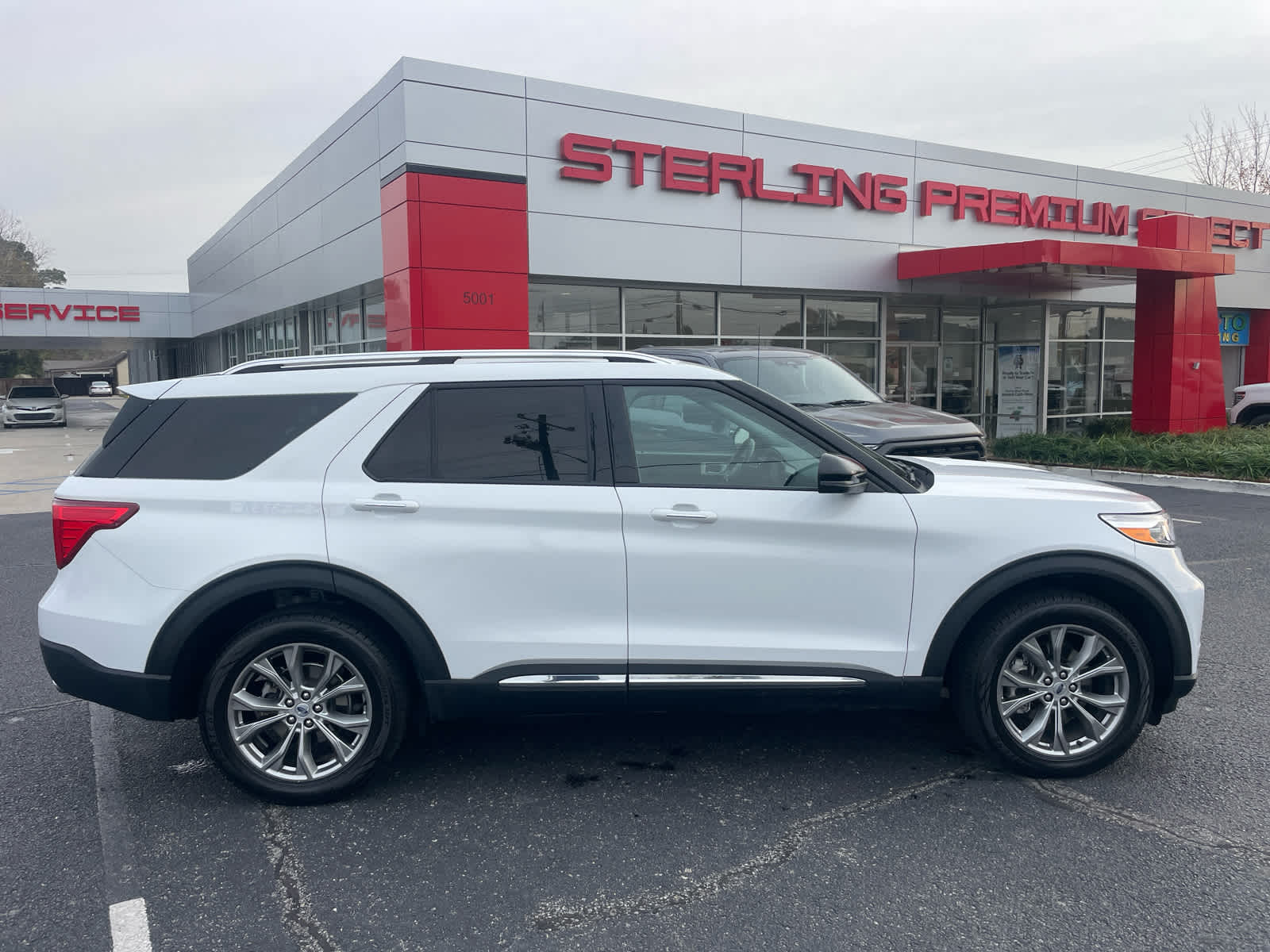 2023 Ford Explorer Limited's photo