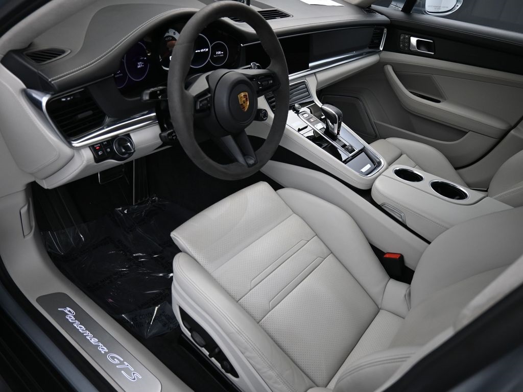 2022 Porsche Panamera GTS photo 2