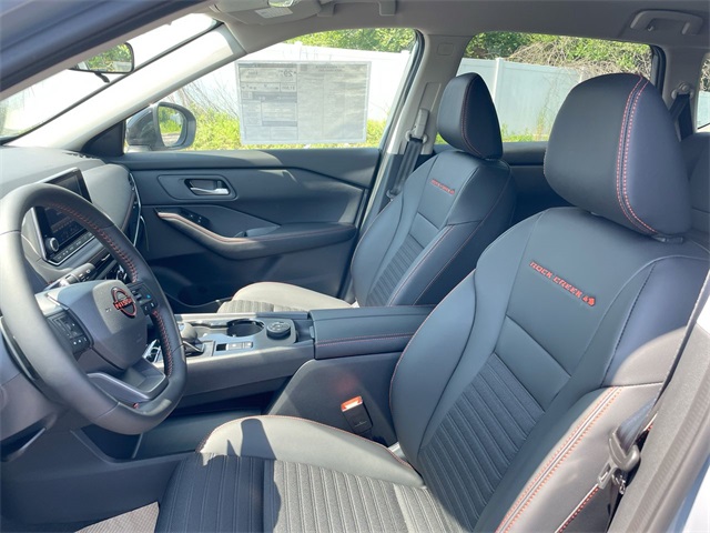 2025 Nissan Rogue SV photo 18