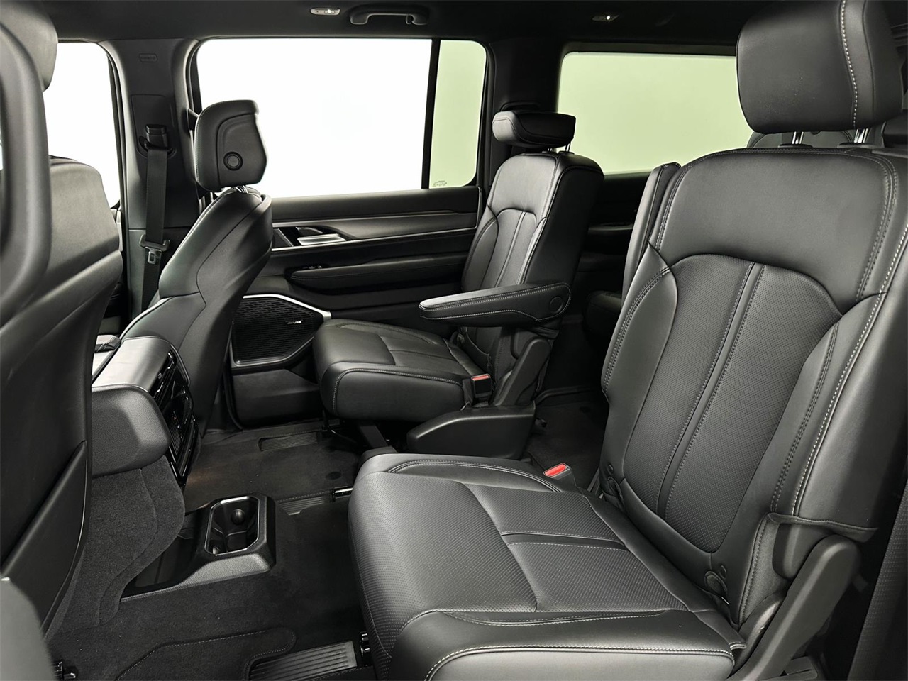 2025 Jeep Wagoneer Series II Carbide photo 24