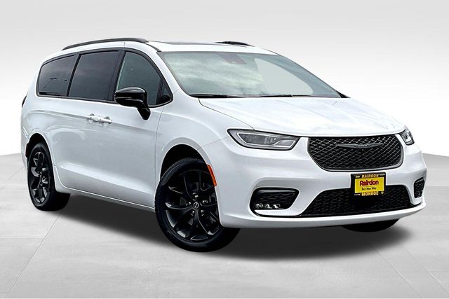 2026 Chrysler Pacifica Limited's photo