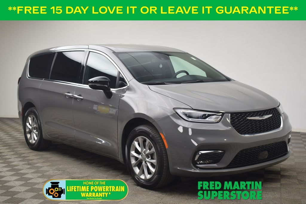 2025 Chrysler Pacifica Select's photo