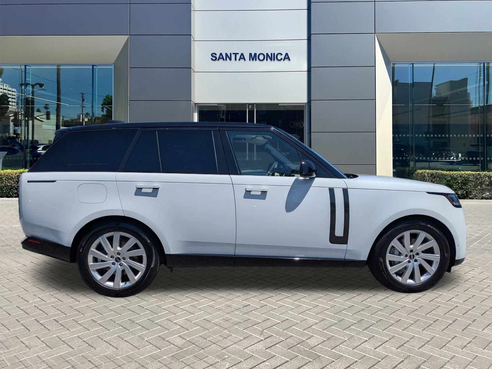 2023 Land Rover Range Rover SE photo 4
