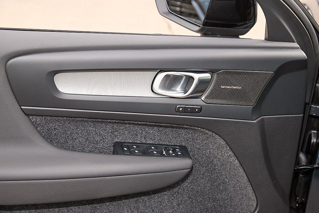 2026 VOLVO XC40 - Image 10