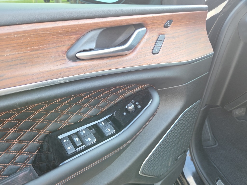 2023 Jeep Grand Cherokee Summit photo 10