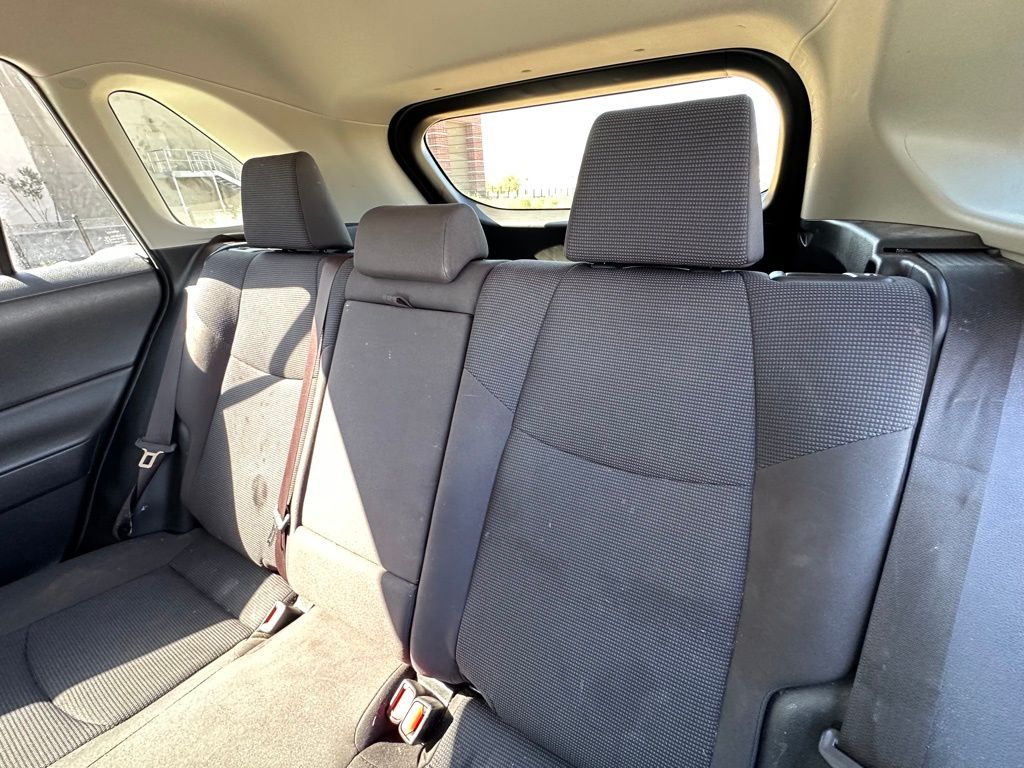 2019 Toyota RAV4 LE photo 5