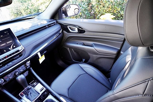 New 2026 Bright White Clear-Coat Exterior Paint Jeep Latitude image 24