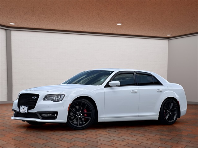 2023 Chrysler 300 C photo 3