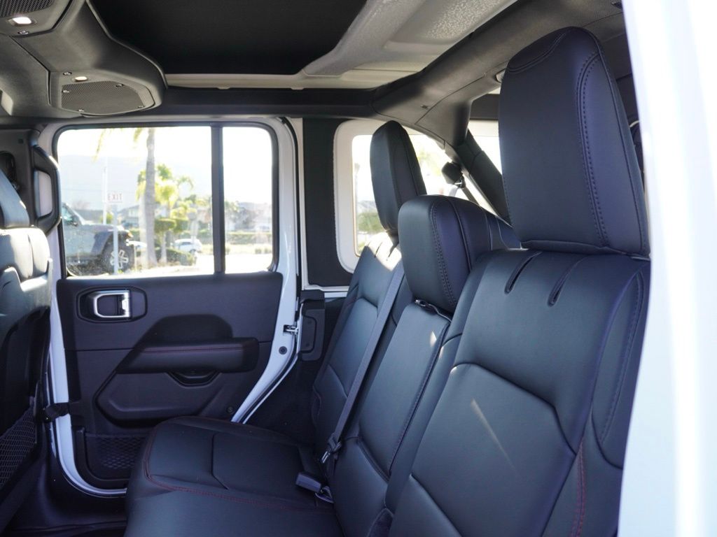 New 2026 Bright White Clear-Coat Exterior Paint Jeep Rubicon image 19