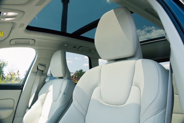 2022 Volvo XC60 Recharge Hybrid T8 Inscription Expression photo 11