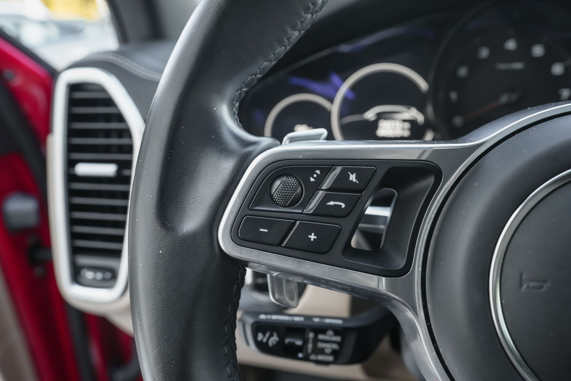 2023 Porsche Cayenne Platinum Edition photo 35