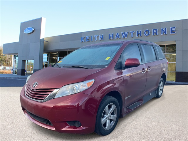 2015 Toyota Sienna LE photo 3