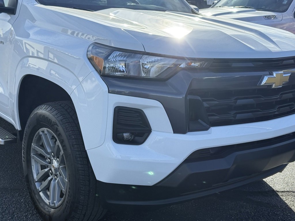 2024 Chevrolet Colorado LT photo 2