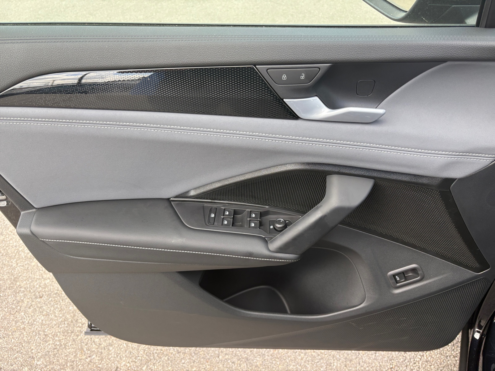 2025 Volkswagen Tiguan SE photo 22