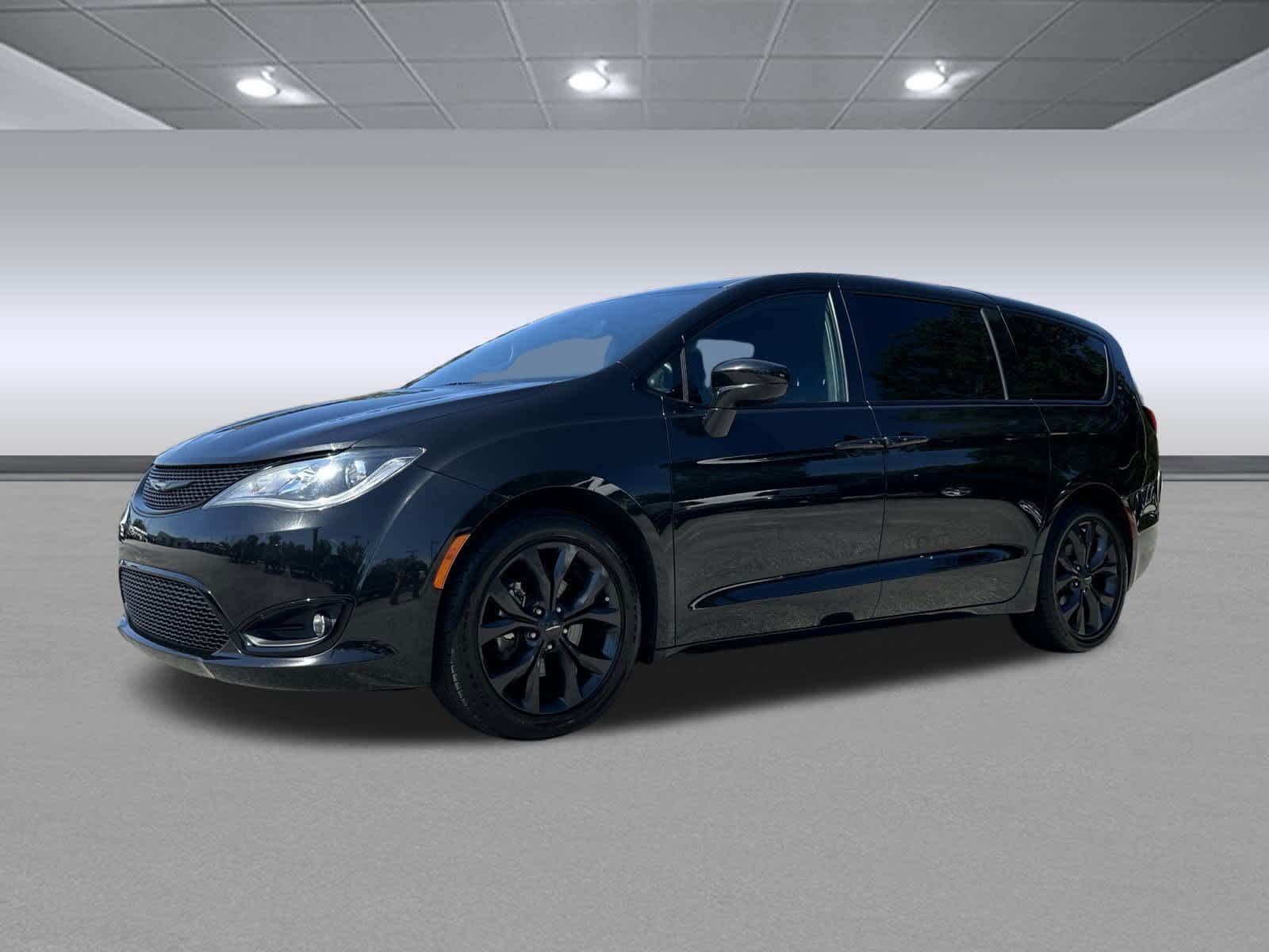 2020 Chrysler Pacifica Touring photo 3