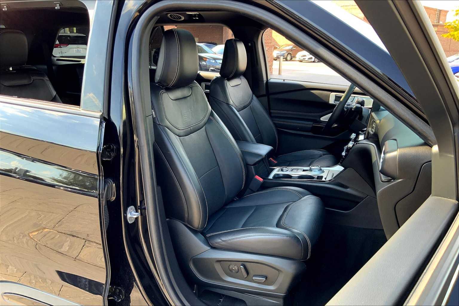 2022 Ford Explorer ST photo 4