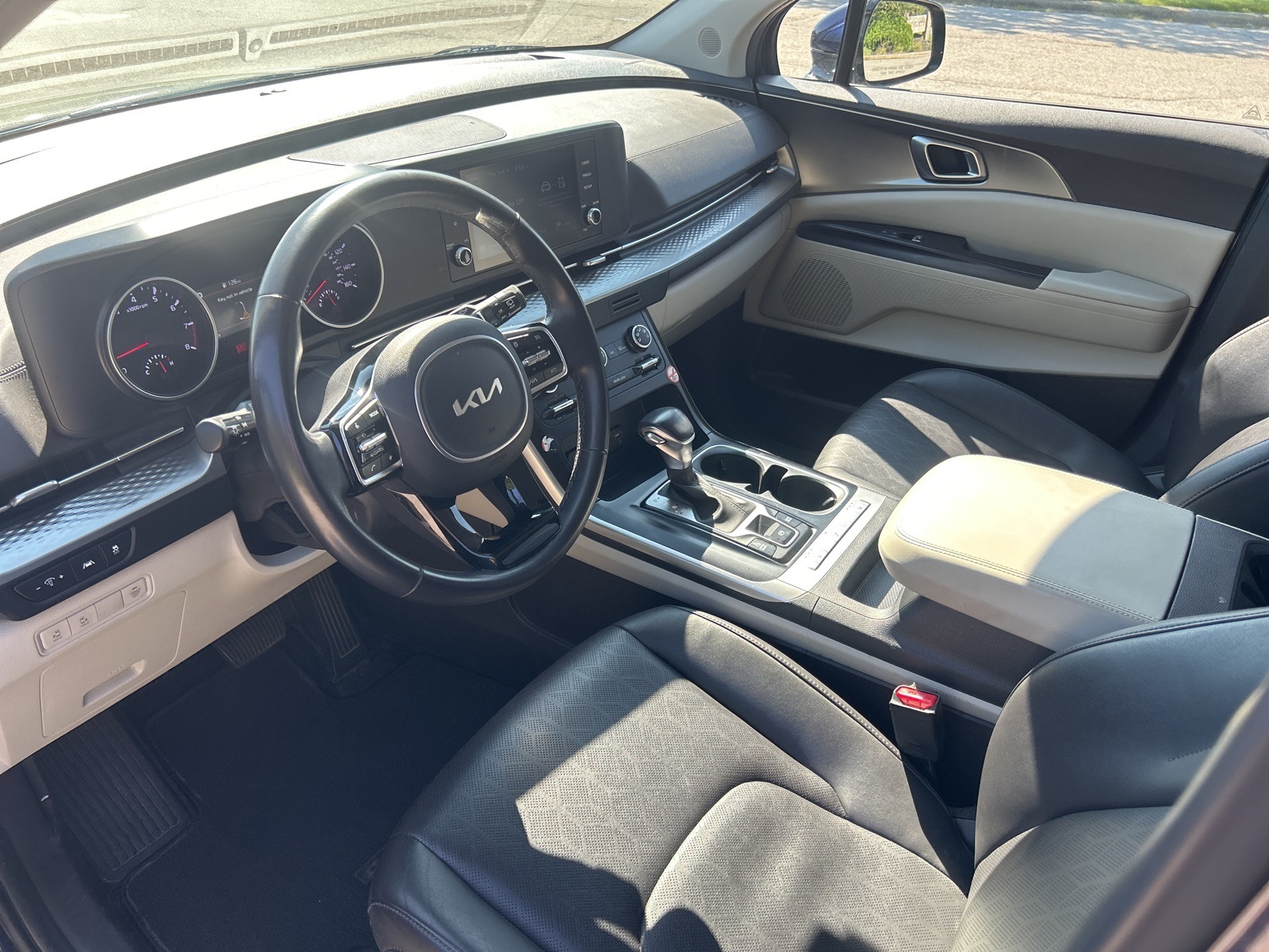 2024 Kia Carnival LX photo 13
