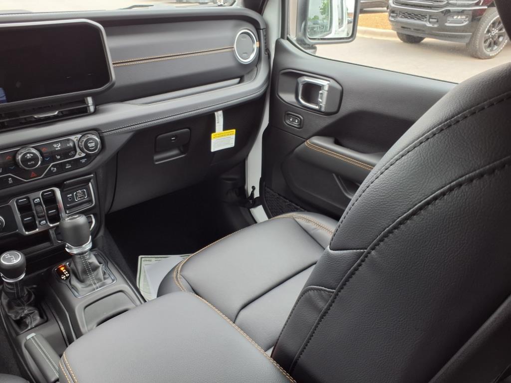 2025 Jeep Wrangler Sahara photo 22