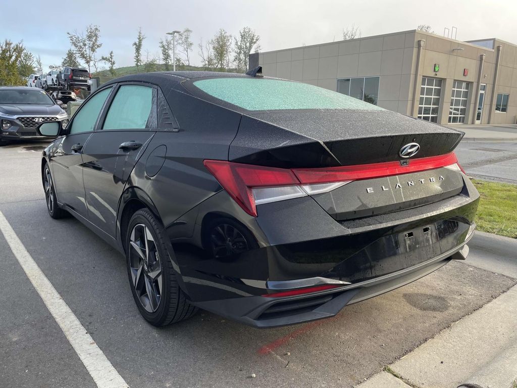 2023 Hyundai Elantra SEL Convenience photo 3