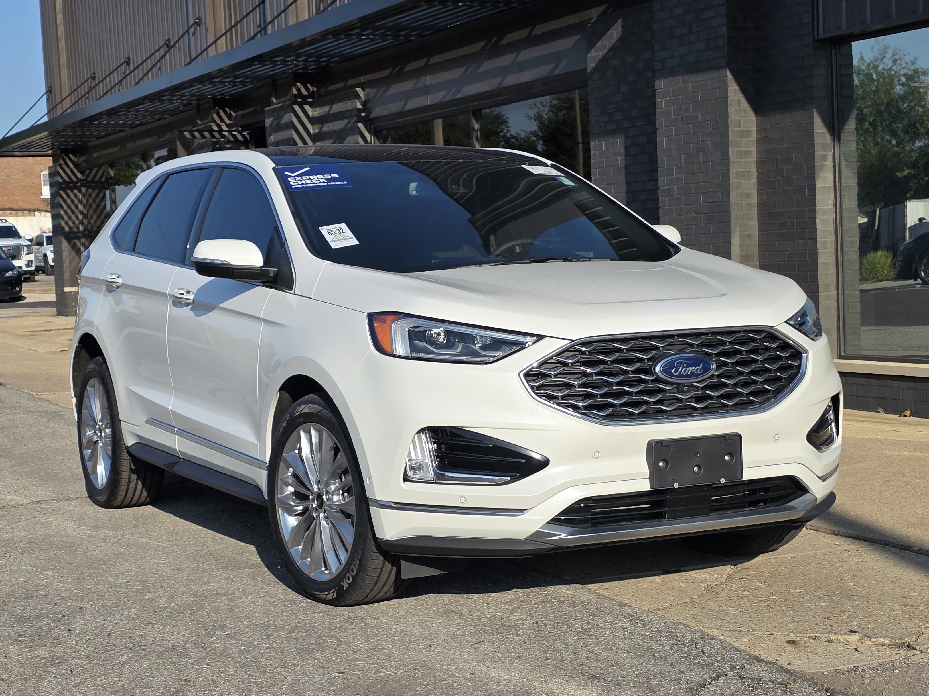 2022 Ford Edge Titanium photo 2