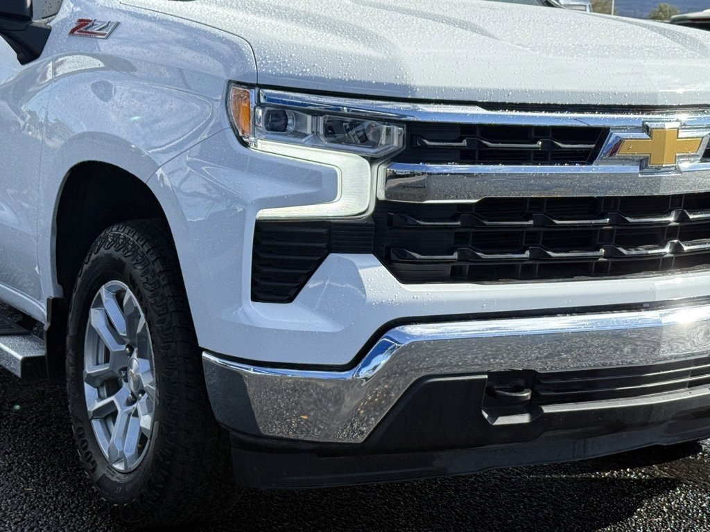 2022 Chevrolet Silverado 1500 LT photo 2