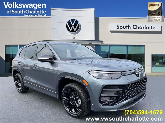 2025 Volkswagen Tiguan SE R-LINE BLACK's photo