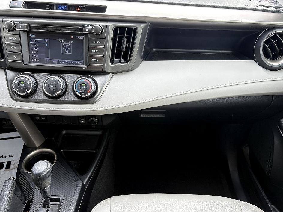 2015 Toyota RAV4 LE photo 13