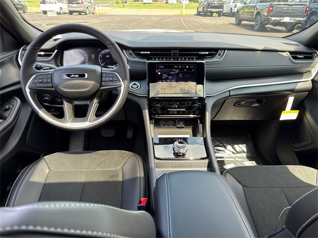 2025 Jeep Grand Cherokee Altitude X photo 2