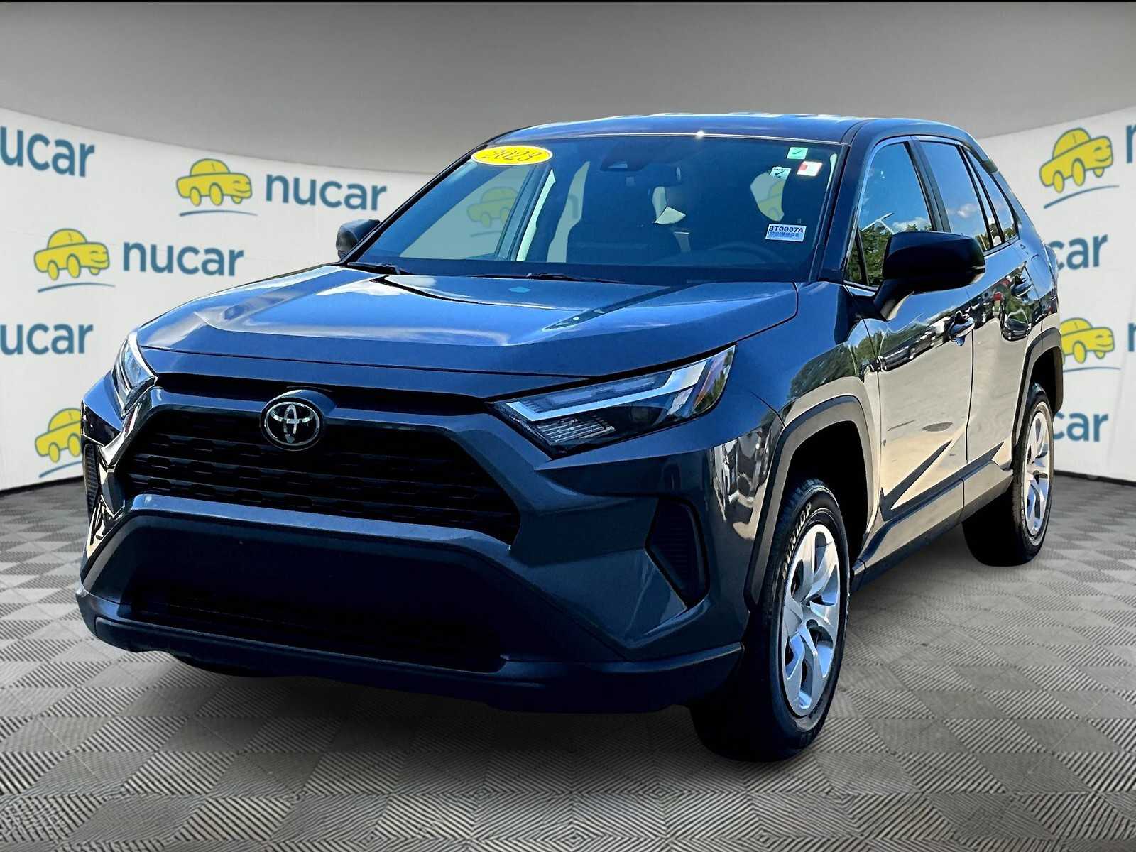 2023 Toyota RAV4 LE photo 3
